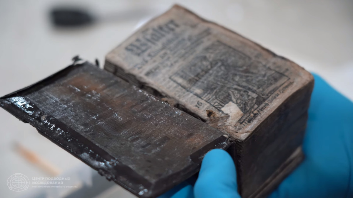 2019.10.04 - Russian Marine Archaeologists Recovered an Intact 327-Year-Old Psalter